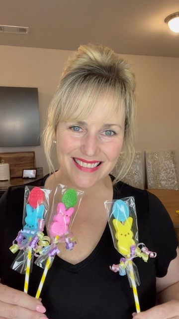 Kim on Instagram: "🐰 Easter Treat (Classmates/Students) #dıy #howto #craft #louisianawoman1 #instagram #fypシ #reels #shorts #easter #bunny #easterbunny #petercottontail #easy #treat #idea #eastertreats #classmates #students #school #teacher #parents #lollipop #classroom #peeps @peepsbrand" Easter Office Treats Gift Ideas, Easter Basket Treats Homemade, Easter Treats For Kids School Cute Ideas, Easter Treats For Classmates, Easter Gift Ideas For Kids School, Easter Treats For Preschoolers, Easter Lollipop Ideas, Easter Treats For Kids School, Small Easter Gift Ideas