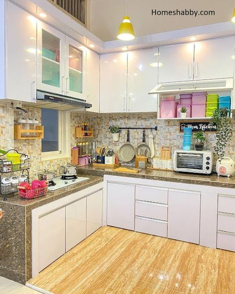 7 Gambar Dapur Cantik Sederhana dan Modern. Mudah Untuk Ditiru! ~ Homeshabby.com : Design Home Plans, Home Decorating and Interior Design Kitchen Color Combos, Small Kitchen Set, Modern Kitchen Colours, Kitchen Wardrobe Design, Tiny Bedroom Design, Model Dapur, Modern Kitchen Design Luxury 2020, Dream Kitchens Design, Simple House Design