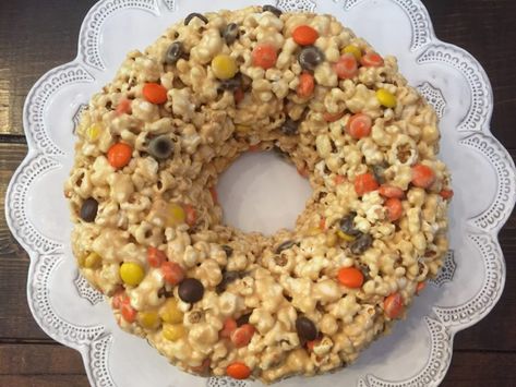 Peanut Butter Popcorn Cake - Glitter On A Dime Thanksgiving Popcorn, Popcorn Cake Recipe, Peanut Butter Popcorn, Popcorn Cake, Edible Crafts, Butter Popcorn, Chocolate Banana Bread, Popcorn Recipes, Cake Craft