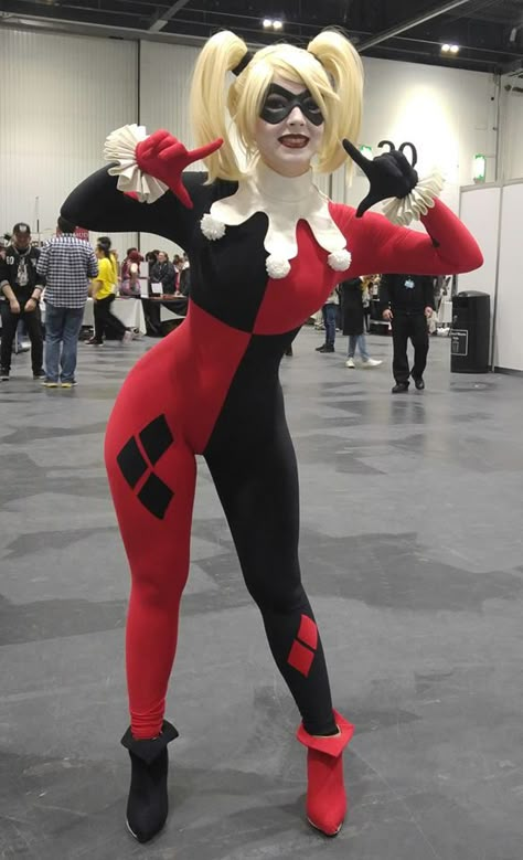 Harley Quinn cosplay  Enji Night @EnjiCosplay  Source: https://www.facebook.com/EnjiCosplay/photos/a.200555586646309.44144.185875681447633/956196231082237/?type=3&theater Harley Quinn Halloween, Dc Cosplay, Harley Quinn Costume, Harley Quinn Art, Harley Quinn Cosplay, Womens Sweatshirts Hoods, Cosplay Characters, Best Cosplay, Cosplay Outfits