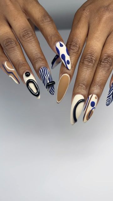 Round Nails Designs Fall, Building Gel Nail Designs, Fall Nails Abstract, Earth Tone Nail Designs, Artistic Nail Art, Abstract Fall Nails, Colorful Fall Nails, Fall Abstract Nails, Fall Beach Nails