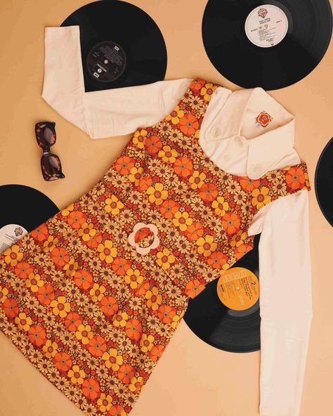 The Lola pinafore in flower child. Made in England 🇬🇧 from a glorious stretch cotton. 🌸 You’ve almost sold us out of all this fabric, shall we keep stocking this beauty? I think it’s a yes from us! 🧡 • • • • #60s #70s #shopsmall #flowerpower #hippie #boho #retrostyle #70sstyle #swinging60s 60 70 Fashion Outfit, 60s Tops, 60s Inspired Fashion, 60s Inspired Outfits, Playful Outfits, Late 60s Fashion, 70s Inspired Outfits, 70s Clothing, 60s Retro