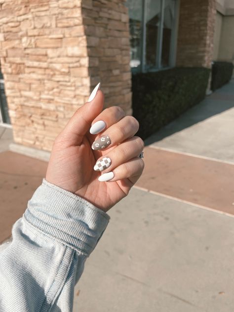 Pastel Nails Fall, Neutral Nail Designs Fall, Muted Spring Nails, Tan And White Checkered Nails, Neutral Daisy Nails, Beige Checkered Nails, White And Neutral Nails, Brown And White Checkered Nails, Spring Nails Checkered