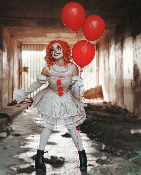 Pennywise Woman Costume Diy, Pennywise Halloween Costume, Eagle Scouts, Clown Horror, Halloween Photography, Unique Halloween Costumes, Halloween Costumes Makeup, Halloween Photoshoot, Fantasias Halloween