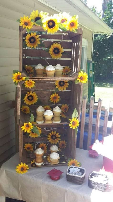 Sunflower Kitchen Decor Ideas Farmhouse, Cow Themed Party Decorations, Rustic Sweet 16 Party Ideas Decoration, Sunflower Themed 1st Birthday Party, Rustic Sunflower Birthday Party Ideas, Sun Flower Themed Birthday Party, Rustic Sunflower Decor, Sunflowers Birthday Party Ideas, Sweet 16 Party Ideas Sunflowers