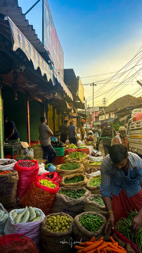 Street photography of chali Market in Early Morning Streets Photography, Photography Indian, Human Figure Sketches, Indian Market, Storytelling Photography, Marketing Photos, Wallpaper Abstract, Indian Photography, Figure Sketching