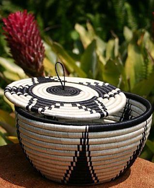 Pine Needle Crafts, African Woven Basket, Baskets Diy, African Inspired Decor, Basket Weaving Diy, Weaving Diy, White Basket, Basket Weaver, Colorful Baskets