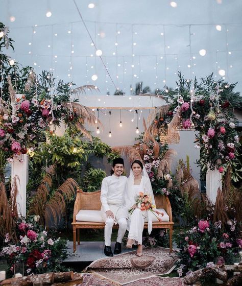 Original #malayweddingguide on Instagram: “These photos of the wedding of Yazid & Baizura are really lovely. We love the whole set up and theme @munstara.event 🥰 Just look at those…” Muslim Wedding Photos, Nikah Decor, Wedding Archway, Muslimah Wedding, Romantic Outdoor Wedding, Garden Wedding Reception, Wedding Stage Design, Dream Wedding Decorations, Malay Wedding