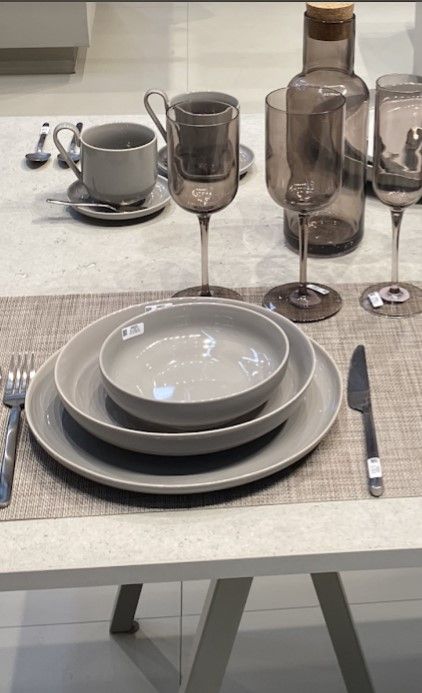 Plate And Cutlery Set Up, Crockery Design Modern, Dish Sets Dinnerware, Table Setting Etiquette, Minimal Bedroom Design, Beautiful Kitchenware, Kitchen Cupboard Organization, Kitchen Decor Collections, Black Kitchen Decor