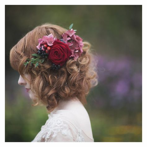 I love a flower crown as much as the next wood-sprite-fairy-princess but I'm happy to see the trend going towards smaller compositions. These hair flowers are sweet and romantic without being overwhelming.  Vendor Love: photo by @melissabeattiephotography | event  floral design @tebbeyandco | dress  accessories @jessicacharleston | hair  mua @lucypearsonmua | model @stefaniegrisdale | #fall #autumn #thanksgiving #wedding #destinatiionwedding #england #uk #gorgeous #fashion #photoshoot #style #ro Short Hair Bride, Wedding Hairstyles And Makeup, Curly Wedding Hair, Flowers In Her Hair, Short Wedding Hair, Trendy Flowers, Hair Shows, Wedding Inspiration Fall, Floral Headpiece