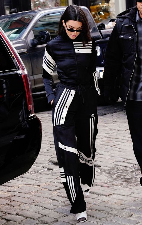 Kendall Jenner Style Casual, Athleisure Essentials, Kendall Jenner Instagram, Outfit Elegantes, Yoga Pants Pattern, Kendall Jenner Street Style, Look Adidas, Yoga Pants Outfit Aesthetic, Pants Outfit Casual