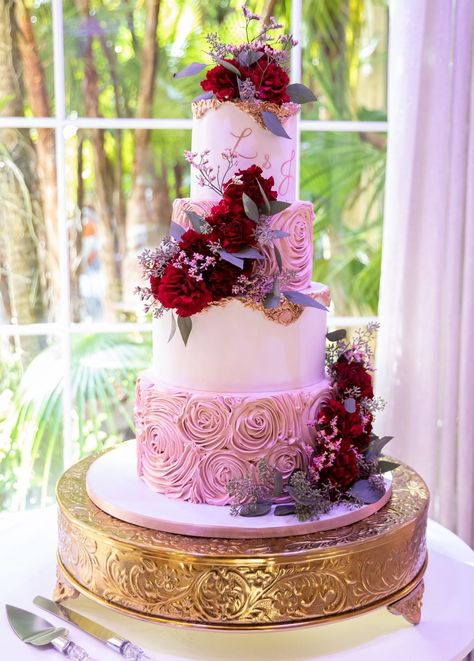 Looking for fuscia flowers and 3 tiered Magenta Birthday Cake, Red And Purple Wedding Cake, Fuschia Cake, Magenta And Gold Cake, Magenta Wedding Cake Ideas, Wedding Cales, Viva Magenta Wedding Bouquet, Magenta Wedding, Hot Pink Floral