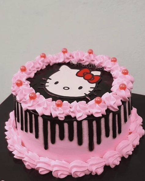 Hello Kitty Chocolate Cake, Hello Kitty Round Cake, Hello Kitty Birthday Cake Aesthetic, Hello Kitty Cake Aesthetic, Hello Kitty Cakes Birthday, Hello Kitty Birthday Cake Ideas, Hello Kitty Cake Design Birthday, Simple Hello Kitty Cake Design, Hello Kity Cakes