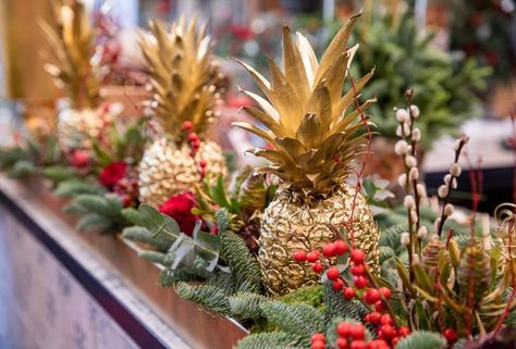 Hawaiian Christmas Centerpieces, Diy Christmas Centerpiece Ideas, Tropical Christmas Decorations, Luau Centerpieces, Christmas Party Centerpieces, Diy Christmas Centerpiece, Christmas Centerpiece Ideas, Pineapple Centerpiece, Caribbean Christmas