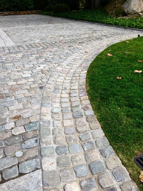 Cobblestone Patio Designs To Bring A Bit Of The Outdoors To Your Home - Bored Art Cottage Driveway, Prospect Cottage, Cobblestone Patio, Garden Ideas Driveway, Cobblestone Driveway, Paving Ideas, Driveway Paving, Stone Driveway, Brick Walkway