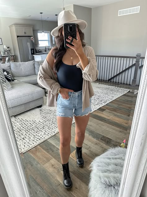 Chunky Heeled Sandals Outfit, Brown Heels Outfit Summer, Styling Combat Boots Outfit Ideas, Nude Sandals Outfit, Combat Boots Outfit Summer, Heeled Sandals Outfit, Chunky Sandals Outfit, Chunky Heels Outfit, Boots Outfit Summer