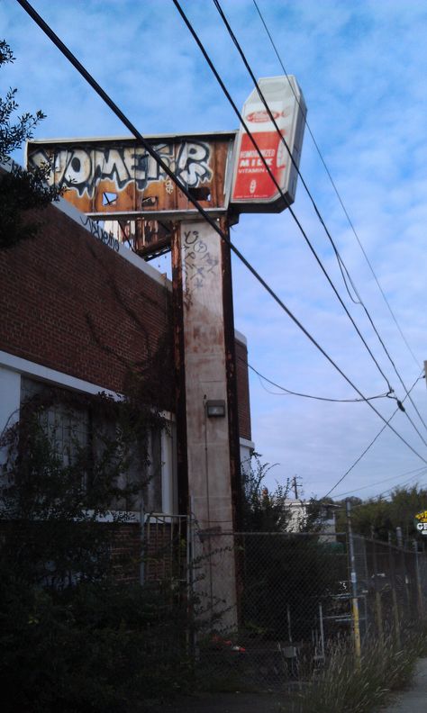 Historic Places in Powerline Corridors Nationwide - This corridor connects the downtown area of Atlanta's east side, passing through historic assets that vary from antebellum Oakland Cemetery, to turn of the century Grant Park and Cabbagetown neighborhoods, to mid-century modern assets. It is a place where neighborhoods, commercial areas and industrial buildings meet. Places In Atlanta, Haddonfield Illinois, Grant Park, Historic Places, Turn Of The Century, Industrial Buildings, East Side, Cemetery, Illinois