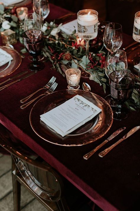 Dark Green And Wine Red Wedding, Maroon Tablecloth Wedding, Wedding Themes Maroon, Emerald Maroon Wedding, Red And Green Table Decorations, Burgundy Round Table Wedding, Black Maroon And Green Wedding, Dark Red And Sage Green Wedding, Green Gold Red Wedding