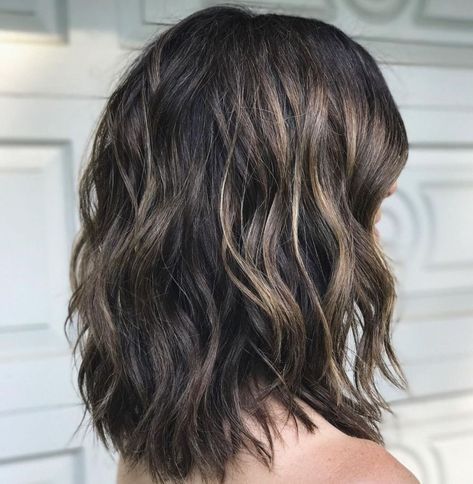 Shoulder-Length Layered Cut For Wavy Hair Short Layered Wavy Hairstyles, Thick Coarse Hair, Thick Wavy Hair, Bob Hairstyles For Thick, Wavy Haircuts, Shoulder Length Hair Cuts, Coarse Hair, Haircut For Thick Hair, Medium Hair Cuts