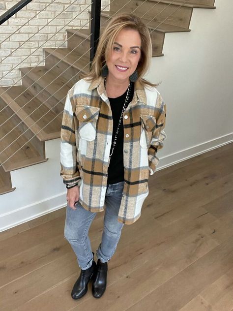 Buffalo Plaid Shacket Outfit, Shacket Outfits Women, How To Wear A Shacket, Check Shacket Outfit, Grey Shacket Outfit, Plaid Shacket Outfit Women, Shirt Jacket Outfit Women, Black And White Shacket, Shacket Street Style