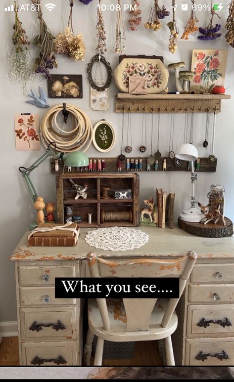 Studio Apartment Cottagecore, Desk Organization Vintage, Writing Desk Inspiration, Craft Room Asthetics, Cottage Core Craft Room Decor, Personal Office Aesthetic, Craft Room Cottagecore, Sewing Room Aesthetic Vintage, Bohemian Craft Room