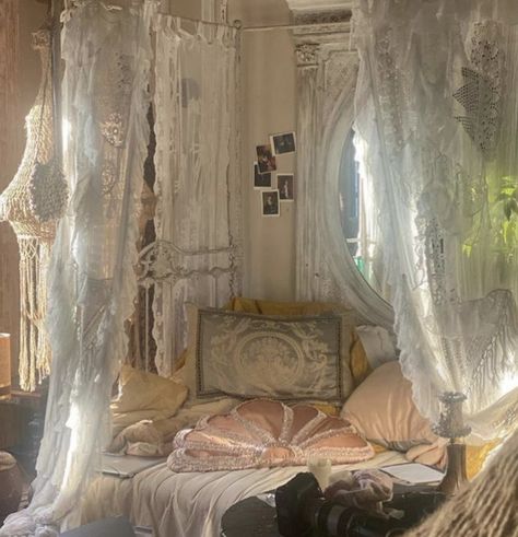 Dreamy Room, Canopy Bed, Dream Room Inspiration, Room Inspiration Bedroom, Room Ideas Bedroom, Bedroom Aesthetic, Aesthetic Bedroom, Dream Rooms, Dream House Decor