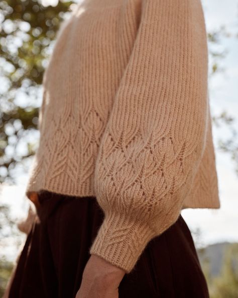 Things we love the most about Irene Lin’s (@irenelin.knit) Quince sweater: 👌 The beautiful combination of lace and twisted ribbing and the seamless transition between them. 🧶 The play with yarns – silk mohair alone for the yoke, with a strand of Merino added for the rest of the sweater! 😍 It is just mind-blowingly beautiful! Find this gem in our new summer issue, Laine 21, published on May 17. #laine21 #lainemagazine21 #quincesweater #irenelindesign #lainemagazine #lainepublishing #knitt... Summer Knits, Rowan Felted Tweed, Big Wool, Knitting Sweaters, Knit Projects, Perle Cotton, Tapestry Kits, Spring Knits, Lace Weight Yarn