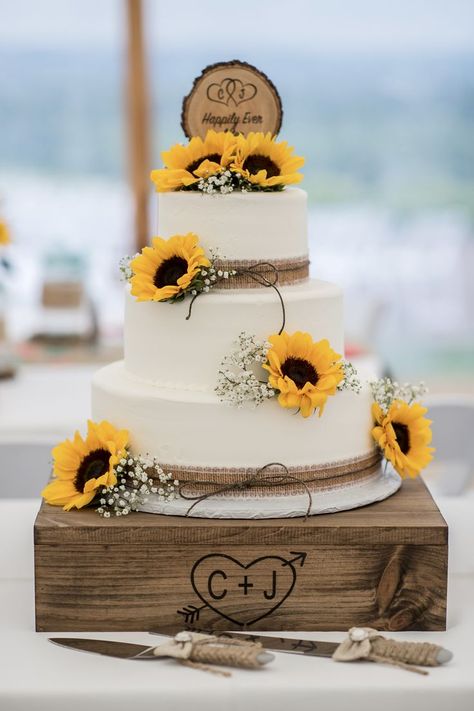 Sunflower Wedding Favors For Guests, Simple Wedding Cake With Sunflowers, Sunflower Cupcakes For Wedding, Rustic Wedding Cake Sunflowers, Sunflower Cakes Wedding, Sunflower Wedding Cakes Rustic, Sunflowers And White Roses Wedding, Sunflower Country Wedding Ideas, Simple Sunflower Wedding Cake