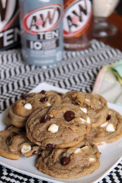 Once you add root beer to your favorite chewy chocolate chip cookies you may never go back. These chewy morsels taste just like a root beer float! ‪#‎BrighTENtheSeason‬ Target [ad] #rootbeer #cookies Root Beer Cookies, Root Beer Cake, Root Beer Float Pie, Root Beer Float Recipe, Root Beer Float Cake, Root Beer Recipe, Beer Cookies, Float Recipes, Chocolate Bacon