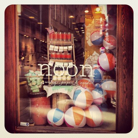 beach balls Ball Display Ideas, Summer Window Displays, Summer Window Display, Boutique Window, Window Display Retail, Life Vests, Summer Window, Decoration Vitrine, Store Window Display