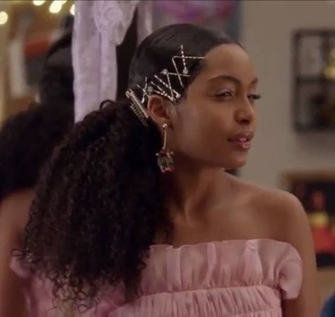 Grown Ish Hairstyles, Grownish Hairstyles, Zoey Johnson Hairstyles, Yara Shahidi Hairstyles, Sleek Braided Ponytail, Grown Ish, Weave Ponytail Hairstyles, Pelo Afro, Classic Hairstyles