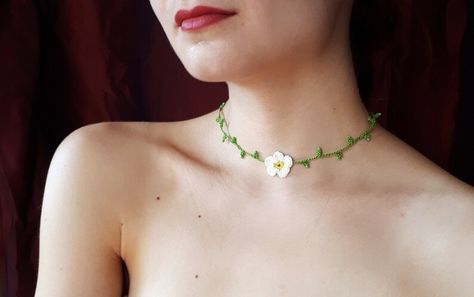 Knitted Choker, Atelier Ideas, Crochet Necklaces, Strawberry Flower, Jewelry Nature, Flower Choker, Floral Crochet, Crochet Stuff, Sustainable Jewelry