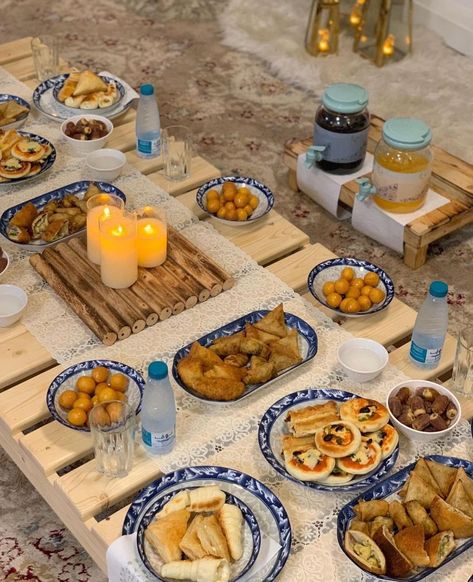 Iftaar Ideas, Ramadan Recipes Iftar, Plats Ramadan, Libyan Food, Decoraciones Ramadan, Food Set Up, Middle East Food, Iftar Party, Tumblr Food