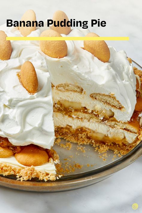 This no-bake banana pudding pie comes is piled high with fluffy banana pudding filling, caramel, Nilla wafers, and whipped cream. Fluffy Banana Pudding, Banana Pudding Pie Recipe, Banana Pudding Pie, Pudding Pie Recipes, Banana Pudding Pies, Mango Pie, Bake Banana, Banana Cream Pudding, No Bake Banana Pudding