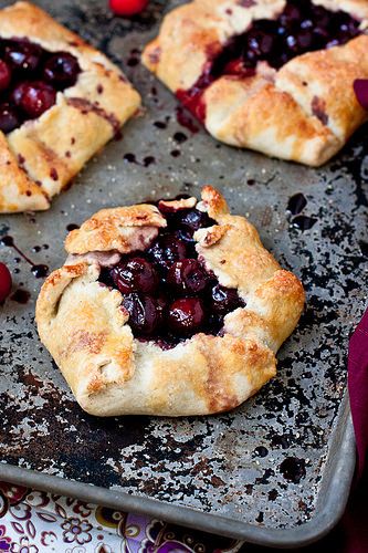 Sweet Cherry Recipes, Cherry Tarts, Tart Cherries Recipes, Fresh Cherry Recipes, Galette Recipe, Tart Dessert, Cherry Desserts, Cherry Recipes, Fresh Cherries