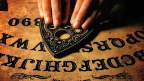 La Tavola Ouija: Conoscete realmente quanto è pericolosa? Spirit Game, Ouija Board, Royalty Free Video, Download Videos, Images Photos, Stock Footage, Stock Images, Illustrations