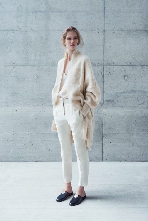 Photo via: Minimalissimo Soft, warm, understated yet noticeable. These are words that describe the coveted minimalist aesthetic. This oversized knit cardigan goes perfectly with a silk blouse, tailore American Vogue, Minimalist Moda, Look Zara, Diana Vreeland, Oversized Knit Cardigan, Beige Outfit, Richard Avedon, Minimal Chic, Winter Trends