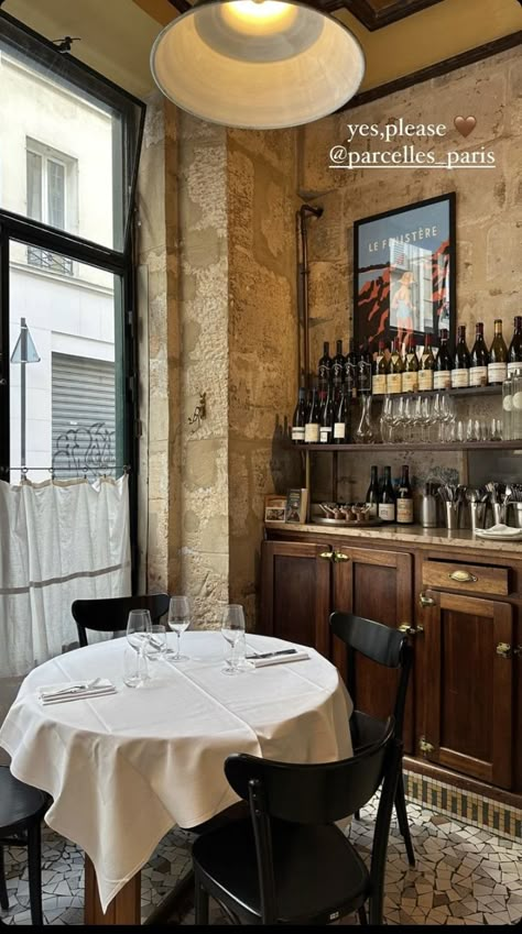 Bistro Aesthetic, Italian Restaurant Aesthetic, Italian Restaurant Interior Design, Italian Restaurant Interior, Wine Bistro, Italian Cafe, Restaurant Lighting, French Restaurants, Italian Kitchen