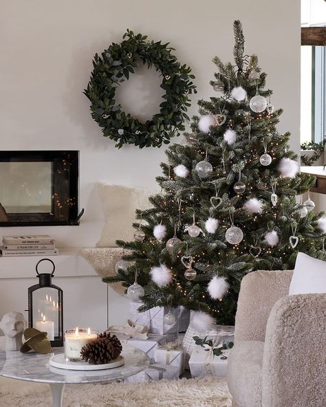 Company Christmas Tree, White Company Christmas, Company Aesthetic, Xmas Tree Skirts, Christmas Shoot, Christmas Tree Inspiration, Christmas Feeling, Christmas Inspo, Christmas Shop