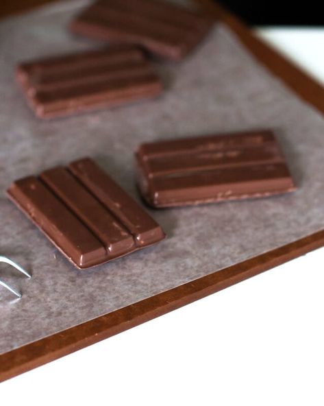 Homemade Gluten Free Kit Kats—straight from Gluten Free Classic Snacks ⋆ Great gluten free recipes for every occasion. Kit Kat Recipes, Gluten Free On A Shoestring, Gluten Free Desserts Healthy, Gluten Free Cookbooks, Gluten Free Donuts, Dessert Oreo, Gluten Free Sweet, Homemade Gluten Free, Allergy Free Recipes