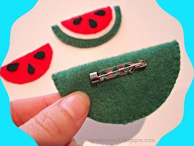 cupcake cutie: Felt watermelon brooch tutorial Felt Watermelon, Watermelon Diy, Brooch Tutorial, Watermelon Crafts, Watermelon Patch, Felt Food Diy, Yalda Night, Felt Fruit, Diy Hair Accessories Ribbon