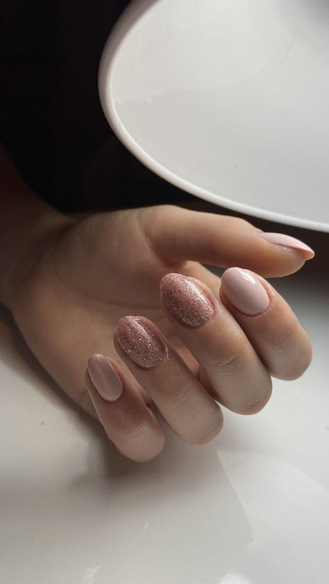 Bachelorette Nails Bridesmaid Pink, Rose Gold Glitter Nails Short, Glittery Rose Gold Nails, Champagne Color Nails Rose Gold, Dust Rose Nails, Dusty Pink Nails Rose Gold, Rose Gold Nails Short, Neutral Sparkly Nails, Rose Gold Pedicure