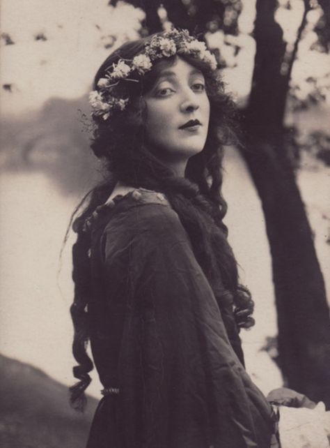 Gwen Richardson-1921 Flowers In Her Hair, Old Photography, Photo Vintage, Arte Fantasy, Vintage Portraits, White Photo, Vintage Photographs, Vintage Beauty, Vintage Photography