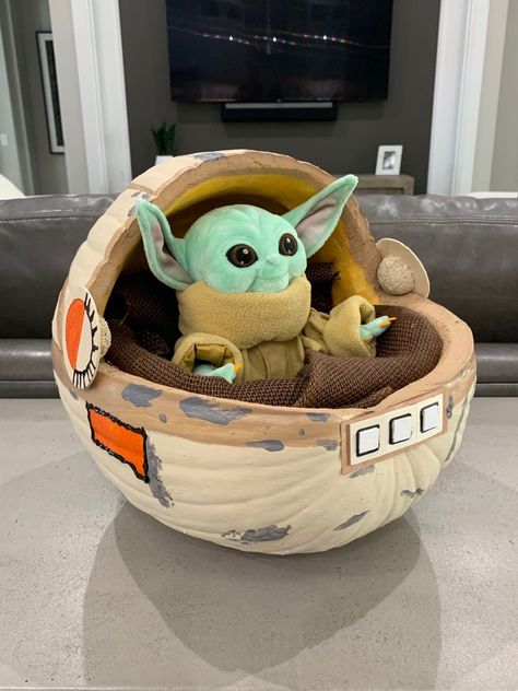 Pumpkin Carving Girly Cute, Star Wars Pumpkin Painting Ideas, Baby Yoda Pumpkin Painting, Pumpkin Painting Ideas Star Wars, Pumpkin Decorating Ideas Disney, Disney Themed Pumpkins, Starwars Pumpkins, Star Wars Pumpkin Painting, Baby Yoda Pumpkin Carving