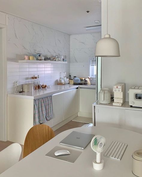 a light kitchen, Korean Apartment Interior, Korean Apartment, Japanese Apartment, Korean Kitchen, Desain Pantry, Aesthetic Apartment, Apartment Aesthetic, Design Apartment, Style Deco