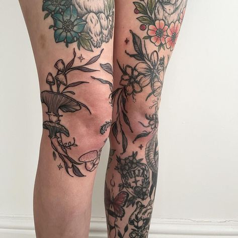 Mauna Chant on Instagram: “A pair of leafy knees! Right one healed with a little touch up and stars added 🌟 left one fresh today! Thanks so much @nataliegilmore__ for…” Knee Wrap Tattoo, Floral Knee Tattoo, Knee Tattoos, Tattoo Sleeve Ideas, Wrap Tattoo, Tatoo Inspiration, Tattoo Placement Ideas, Knee Wraps, Knee Tattoo