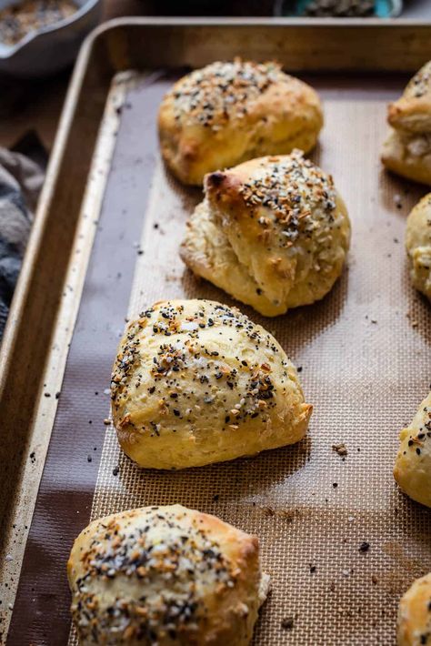 If you love an everything bagel, you'll be amazed at Everything Bagel Scones! Much easier to make, these savory scones with everything bagel seasoning are delicious for breakfast or brunch! Everything Bagel Seasoning, Scones Easy, Savory Scones, Biscuit Bread, Bagel Seasoning, Biscuit Bake, Pasta Noodles, Scone Recipe, Everything Bagel