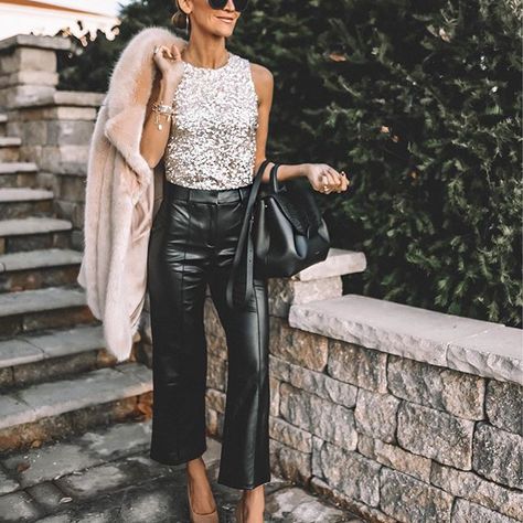 Holiday Outfit sequin top crope vegan leather pant #Regram via @www.instagram.com/p/B47nqcFFQJ3/ Business Chic Outfits, Sequins Top Outfit, Lederhosen Outfit, Karina Style, Style Winter Outfits, Leather Pants Outfit, Outfit Street Style, Sequin Tank Top, Holiday Inspo