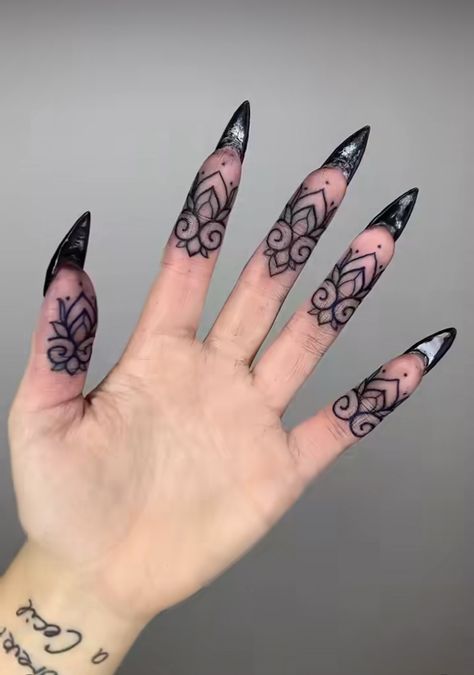 Finger Cover Up Tattoo, Witchy Finger Tattoos, Female Hand Tattoos, Gothic Finger Tattoos For Women, Blackout Tattoo Design, Gothic Finger Tattoos, Goth Hand Tattoos, Pretty Hand Tattoos For Women, Gothic Tattoos For Women