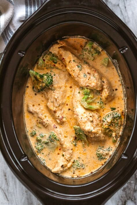 Slow Cooker Garlic Chicken Alfredo with Broccoli - #slowcooker #crockpot #chicken #recipe #eatwell101 - Absolutely loaded with flavor! This amazing crockpot chicken alfredo dinner is low carb and keto-friendly. - #recipe by #eatwell101® Slow Cooker Garlic Chicken, Chicken Alfredo Dinner, Chicken Alfredo With Broccoli, Alfredo Dinner, Alfredo With Broccoli, Crockpot Chicken Alfredo, Chicken Crockpot Recipes Healthy, Chicken Broccoli Alfredo, Chicken Crockpot Recipes Easy